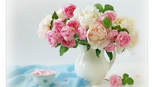 Открытка света с днем рождения с пионами