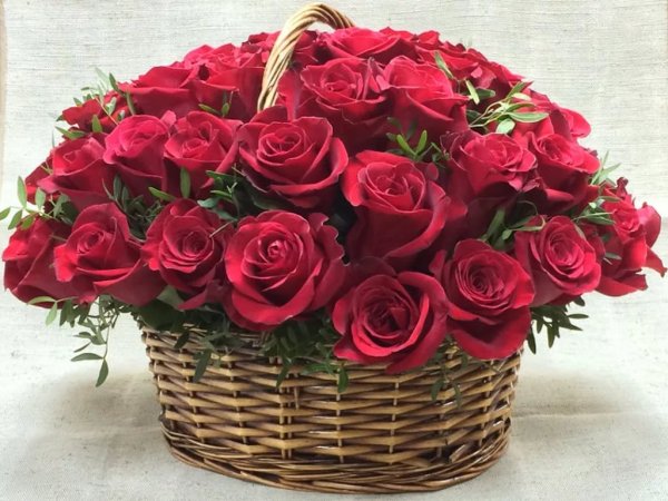 Красивые розы в корзине