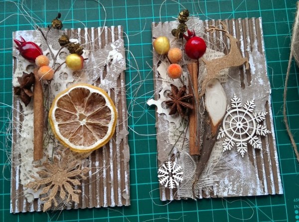 Новогодняя открытка с природным материалом