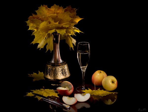 Осенний натюрморт на черном фоне