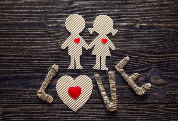 Силуэты влюбленных на закате