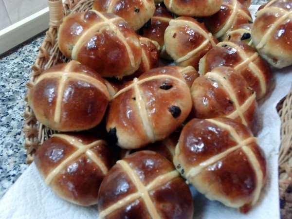 Открытка с днем горячей крестовой булочки