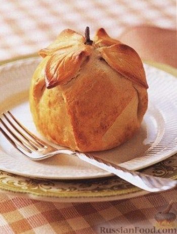 Печеное яблоко в тесте с корицей