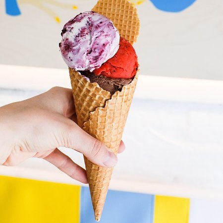 Мороженое в вафельной трубочке