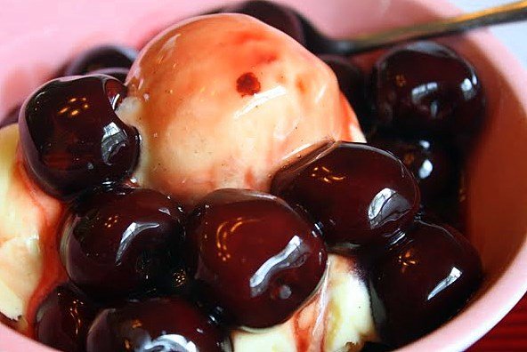 Десерт фламбе вишневый юбилей