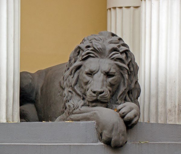 Статуя Льва улыбается