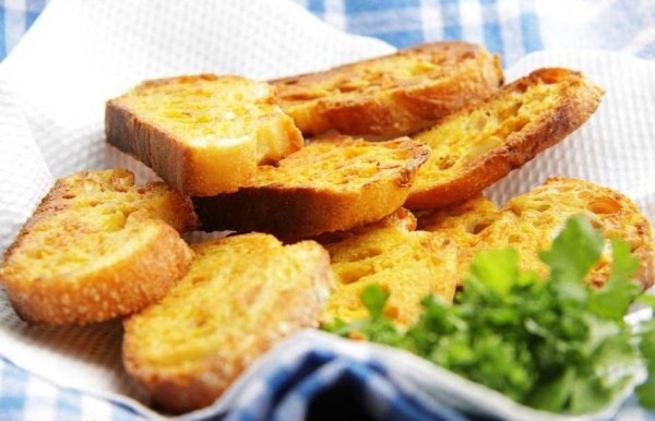 Чесночно сырные гренки