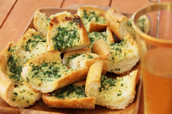 Гренки с чесноком и сыром