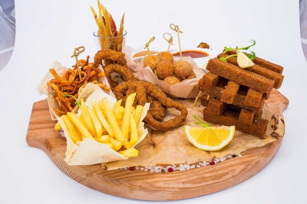 Тарелка с закусками к пиву