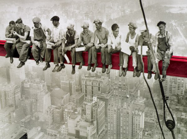 «Обед на небоскрёбе» Чарльз Эббетс, 1932