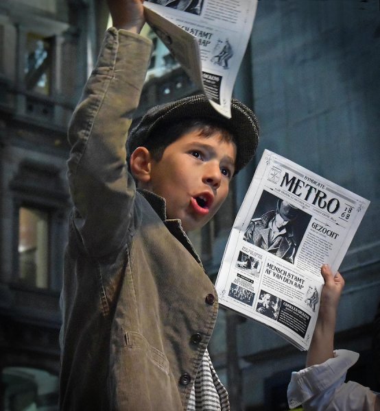 Мальчик продавец газет