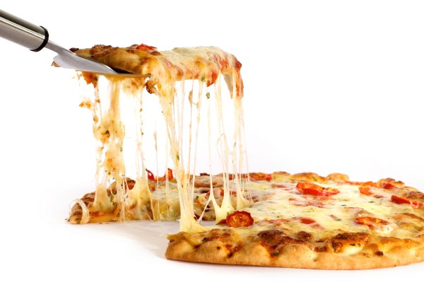 Пицца с тянущимся сыром на белом фоне