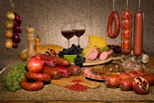 Колбасные изделия и мясные деликатесы