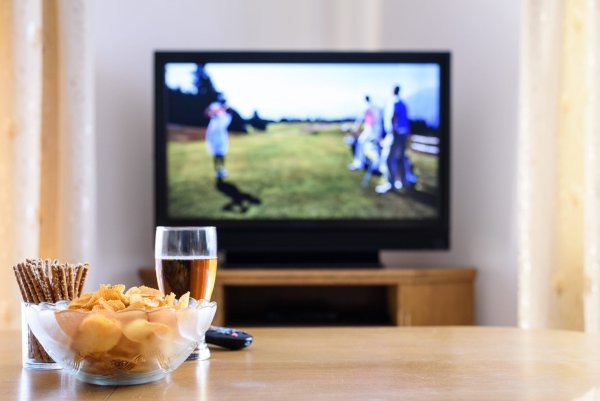 Обед за просмотром телевизора