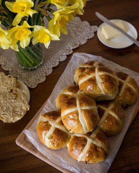 Крестовые булочки в Англии