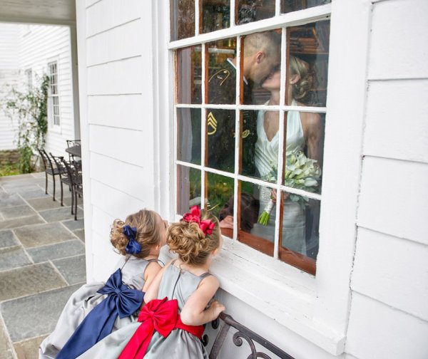 Заглядывает в окно