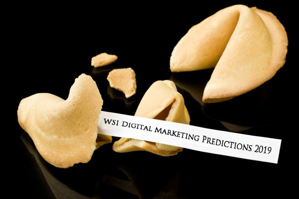 Печенье с предсказаниями на темном фоне