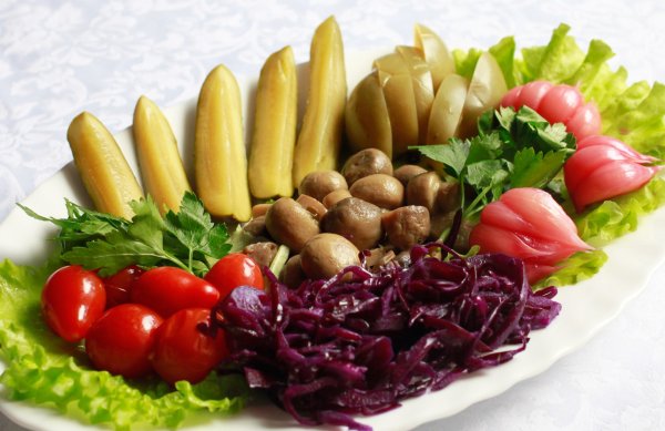 Тарелка с соленьями