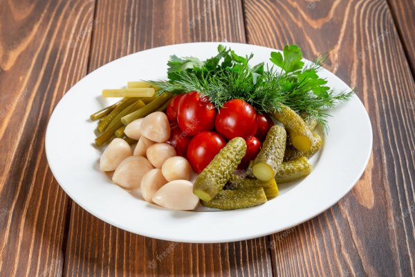 Тарелка с соленьями