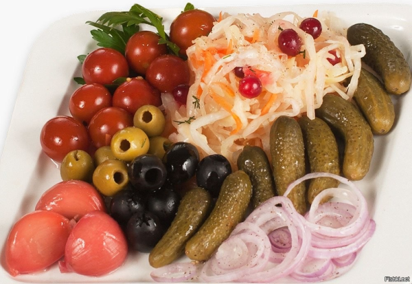 Тарелка с соленьями