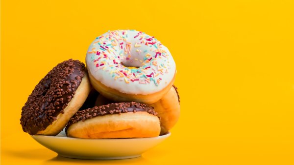 Пончики на желтом фоне