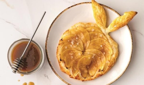 Яблоки в карамели и в слоеном тесте