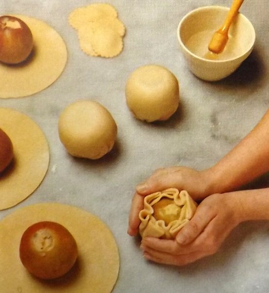 Яблоки в тесте запеченные