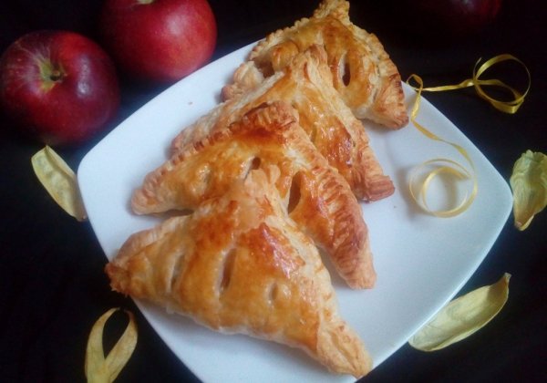 Яблоки в слоеном тесте в духовке