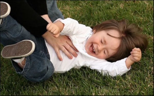 Щекотать ребенка для детей