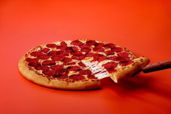 Пицца на Красном фоне
