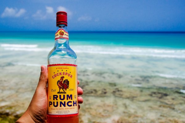 Бутылка Рома на пляже