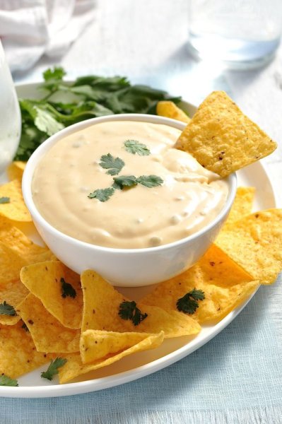 Чипсы начос с сырным соусом