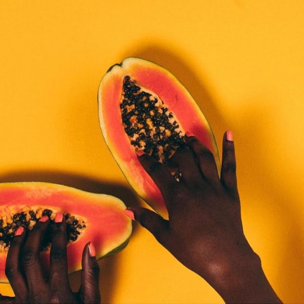 Папайя в руках