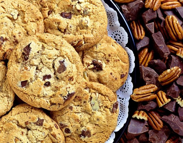 Печенье с кусочками шоколада и орехами