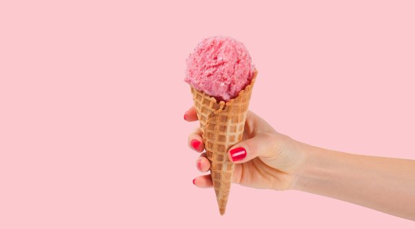 Рожок с мороженым в руке