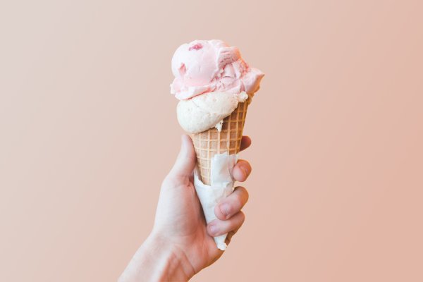 Мороженое на черном фоне