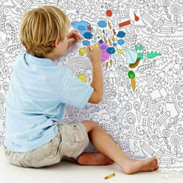 Ребенок раскрашивает