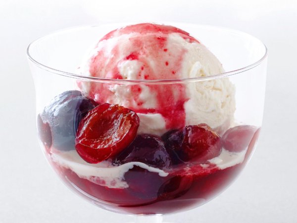 Десерт вишнёвый фламбе