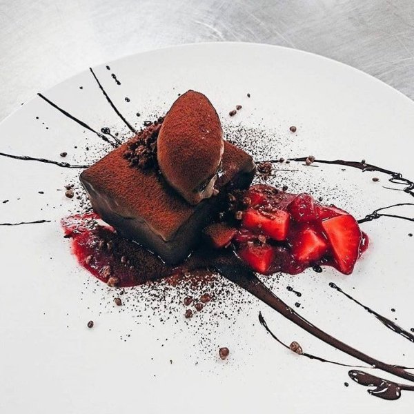 Декор соусом десерта