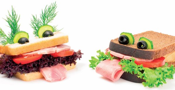 Бутерброд на белом фоне