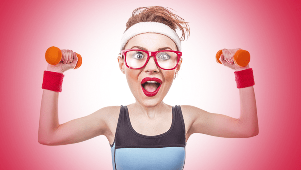 Фитнес девушка веселая