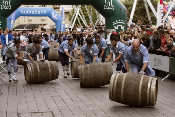 Человек катит бочку