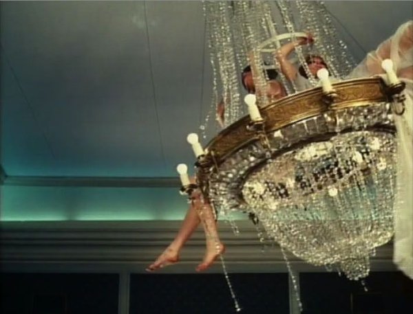 Качаться на люстре