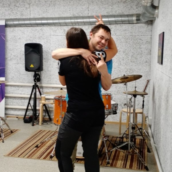 Обними барабанщика праздник