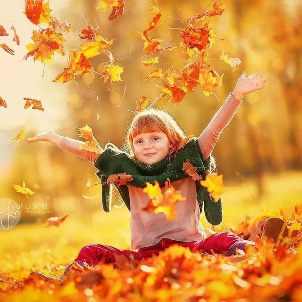 И осень УЛЫБНЕТСЯ нам в ответ