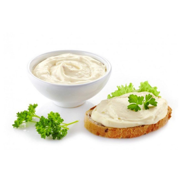 Творожный сыр на белом фоне