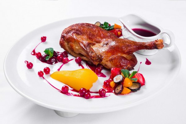 Утиная ножка конфи с грушей