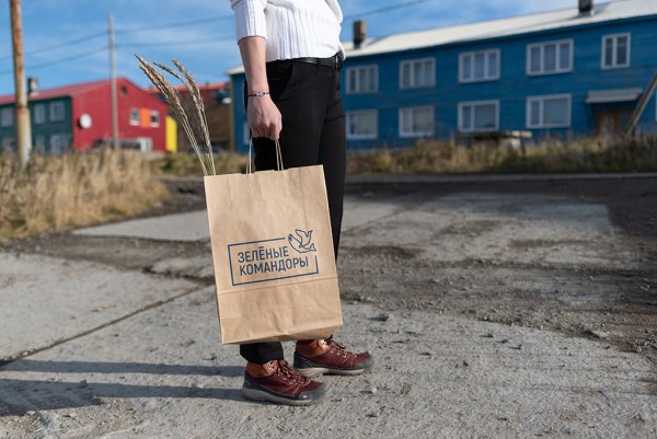 Идет с пакетом бумажным