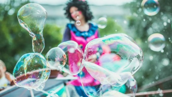 Воздушные шарики и мыльные пузыри