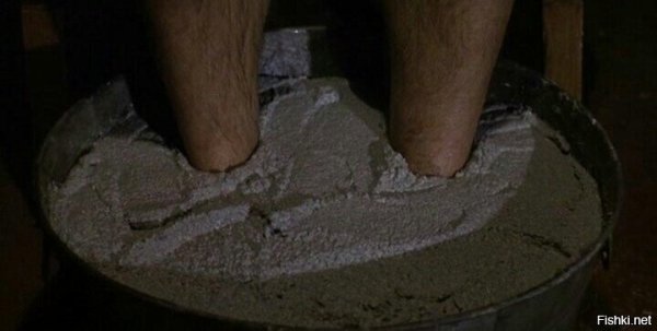 Ноги в тазу с цементом